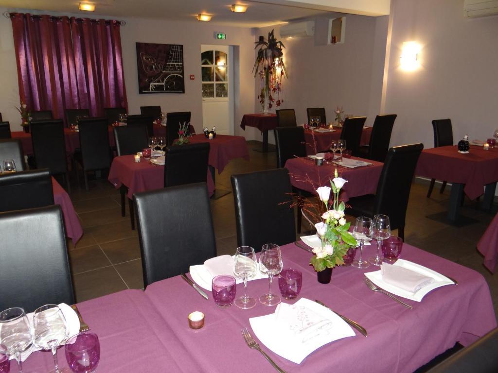 Logis-Hotel Restaurant Auberge Les Vallees Du Perche Vichères Exterior foto